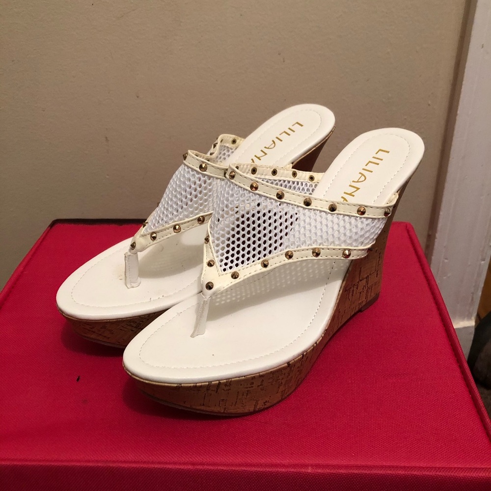 White netting wedge